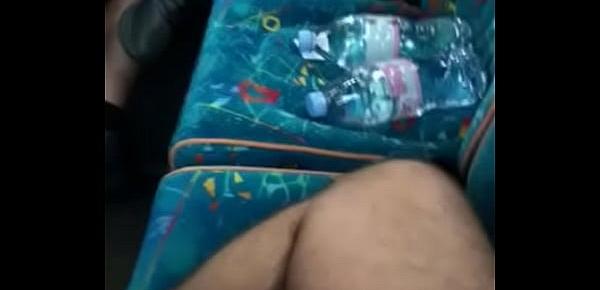  GORDINHO MOSTRANDO O PAU NO ÔNIBUS